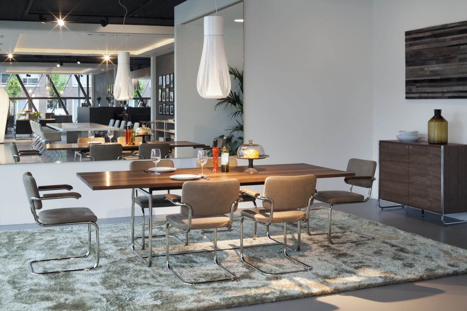 Elegante Esszimmermöbel mit Holztisch, modernen Stühlen und Beleuchtung auf weichem Teppich in schickem Raum.