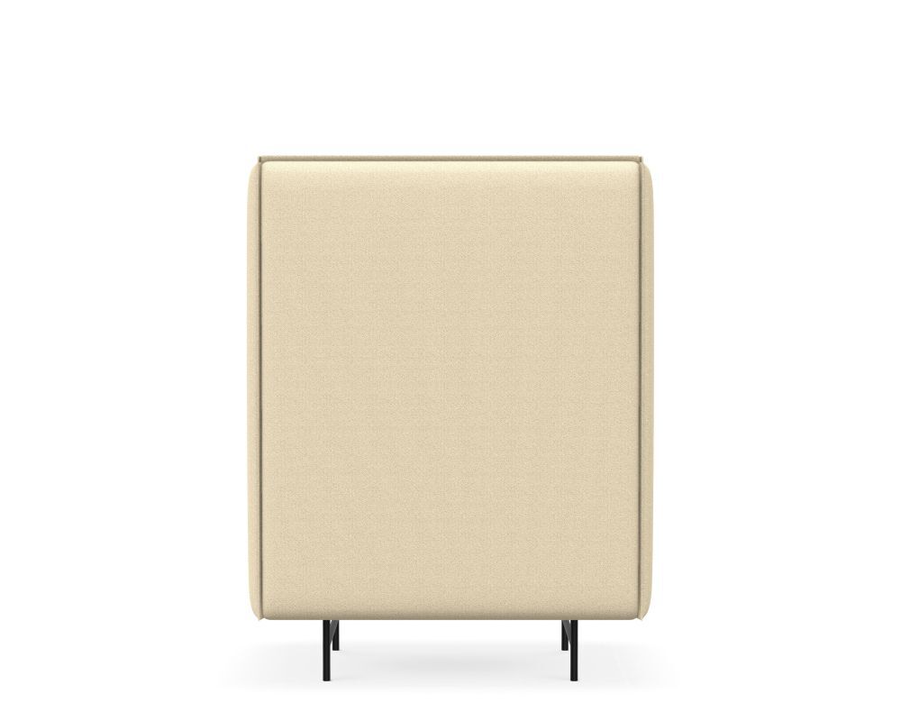 Vorderansicht eines beigen, modernen Sessels mit schlanken, schwarzen Beinen, geeignet für ergonomisches Sitzen.