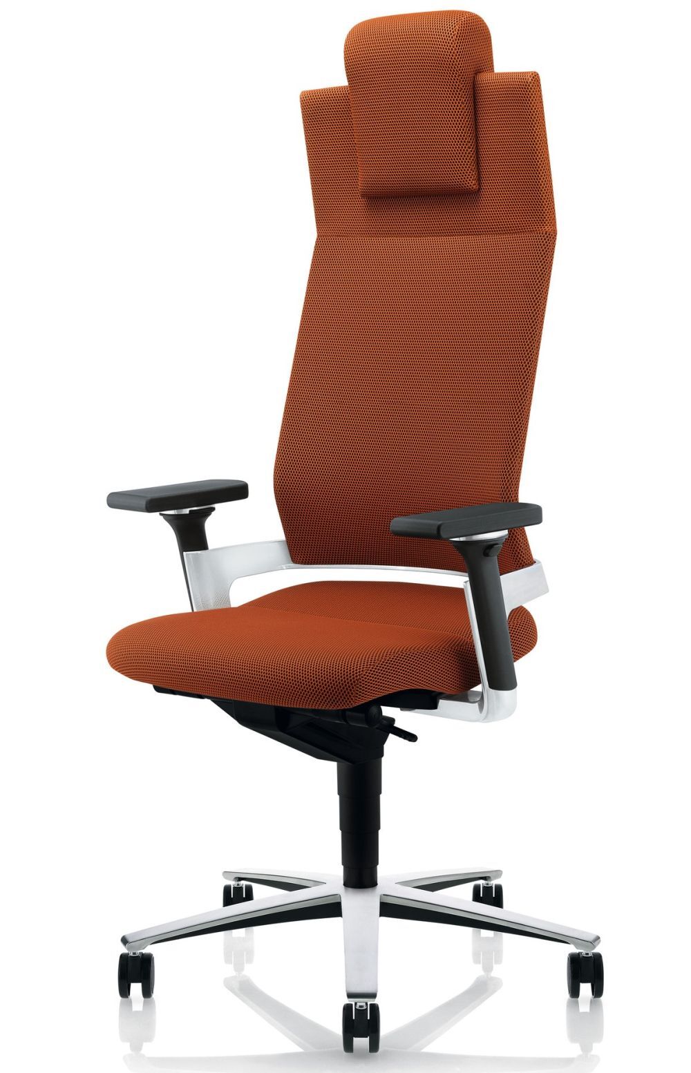 Ergonomischer Bürostuhl in Orange mit hoher Rückenlehne und Armlehnen, auf einem stabilen Drehfuß.
