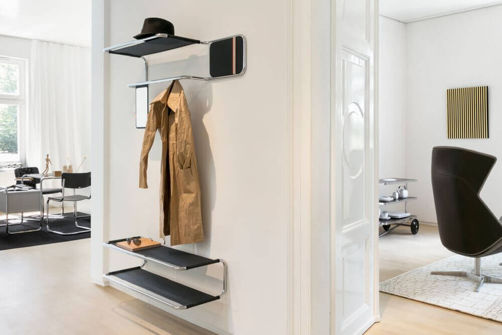 Thonet Garderobe mit Stahlrohrgestell und schwarzes Netzgewebe