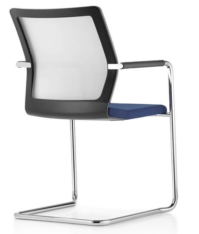 Moderner ergonomischer Stuhl mit Netzrückenlehne, blauer Sitzfläche und verchromtem Gestell, ideal für Büros.