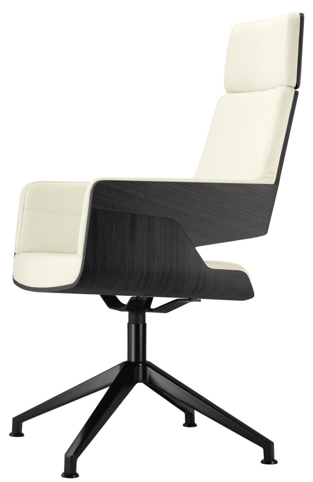 Ergonomischer Bürostuhl mit cremefarbenem Polster und dunklem Holzrahmen, ideal für gesundes, dynamisches Sitzen.