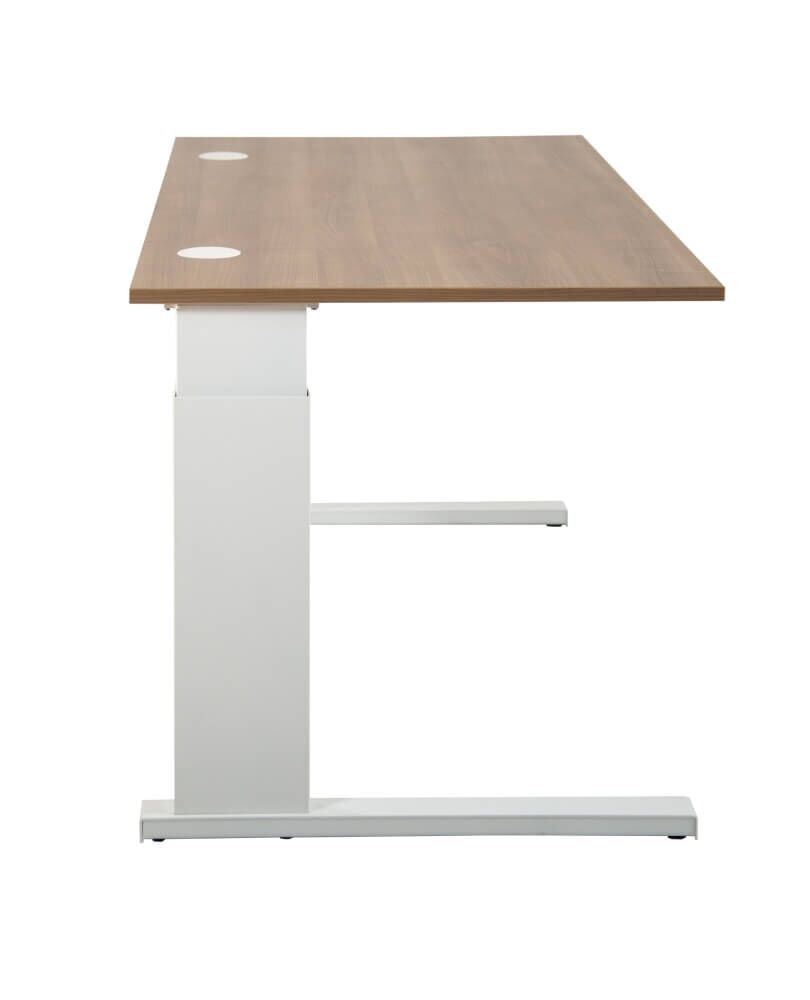 Seitenansicht eines höhenverstellbaren Schreibtisches mit Holztischplatte und weißem Metallgestell.