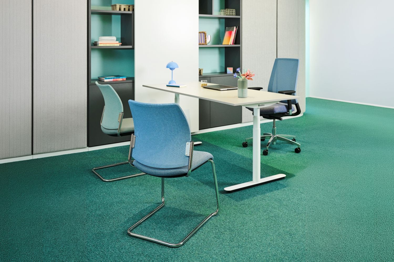 Moderner Büroraum mit ergonomischem Schreibtisch, blauem Drehstuhl und Besucherstuhl, umgeben von Regalen.