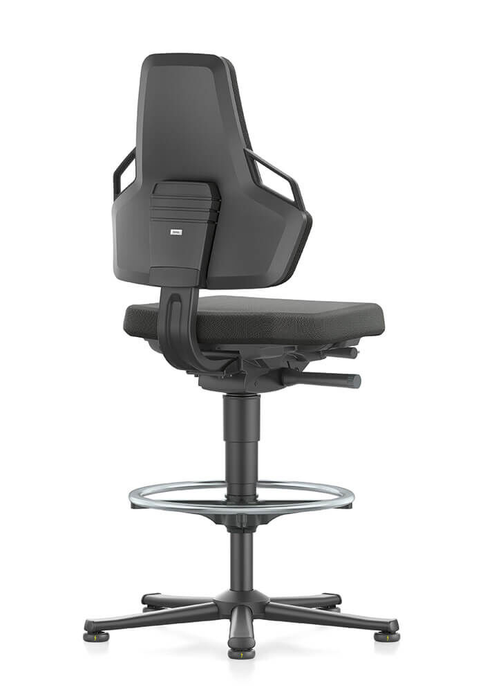 Ergonomischer Bürostuhl in Schwarz mit verstellbarer Rückenlehne und Fußstütze, ideal für aktives Sitzen.