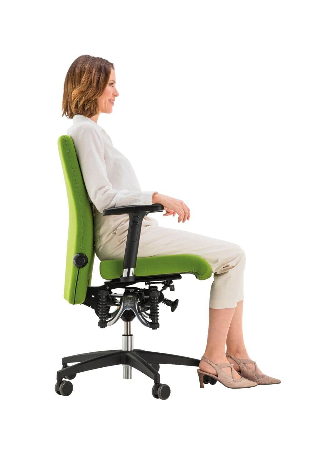 Frau sitzt auf einem ergonomischen, grünen Bürostuhl mit verstellbaren Armlehnen und Federungsmechanismus, seitliche Ansicht.