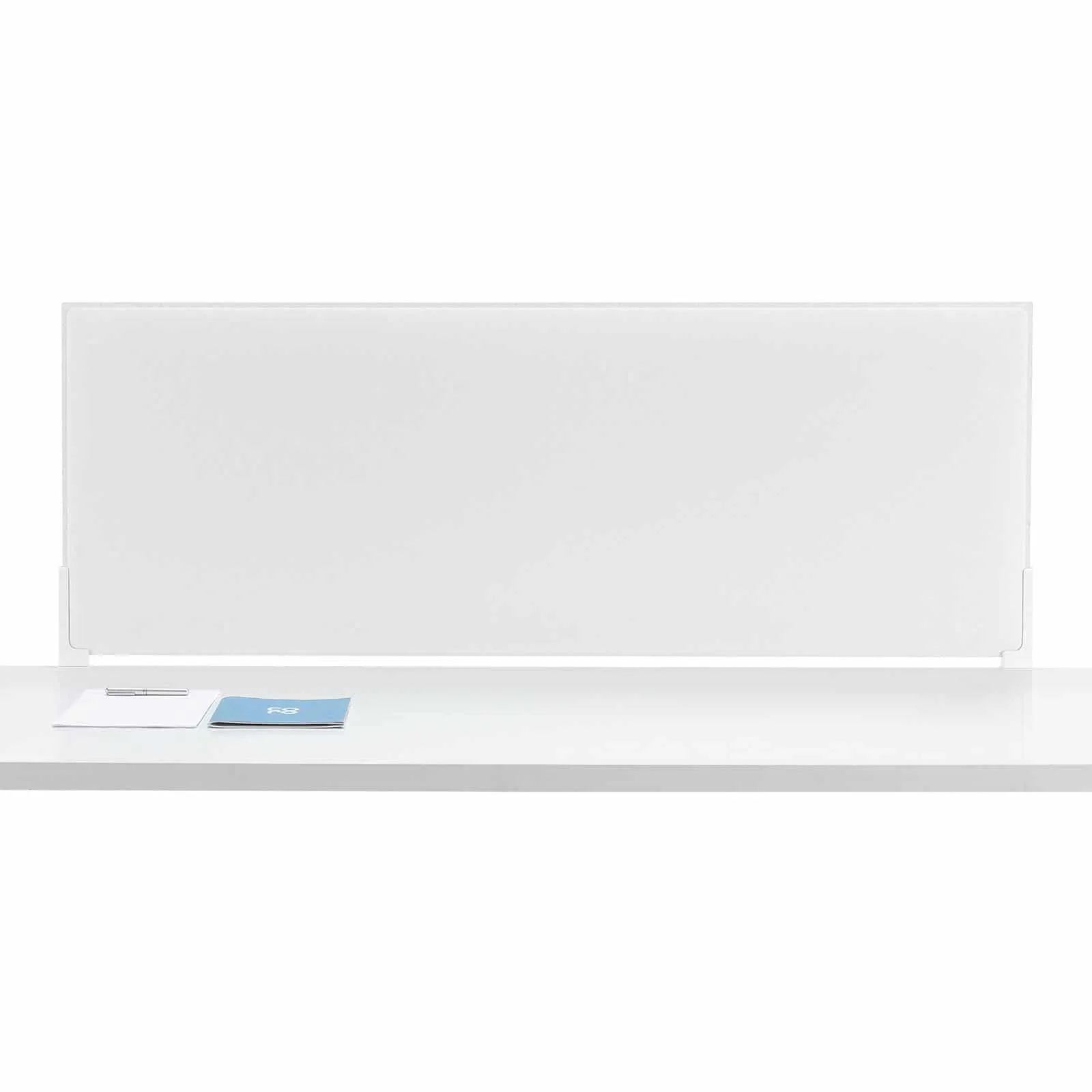 Weiße Tischtrennwand auf einem Büroschreibtisch mit Unterlagen, fördert konzentriertes und organisiertes Arbeiten.