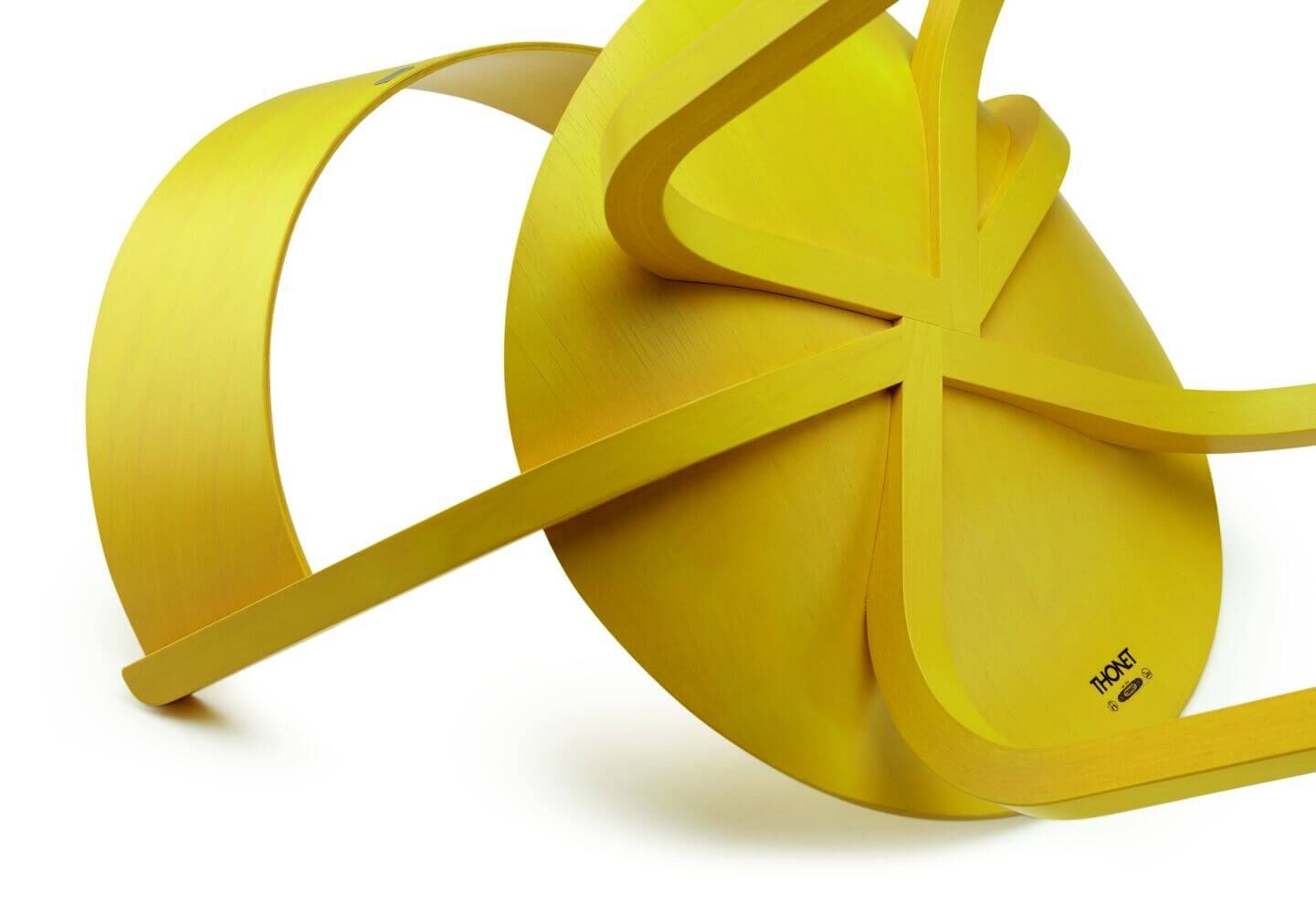 Modernes, gelbes Design-Stuhlmodell in dynamischer Form, symbolisiert aktives Sitzen und ergonomische Effizienz.