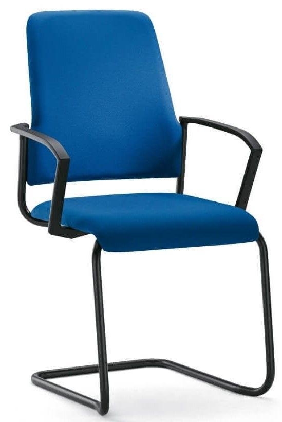 Moderner blauer Besucherstuhl mit schwarzem Metallgestell und Armlehnen für ergonomischen Sitzkomfort im Büro.