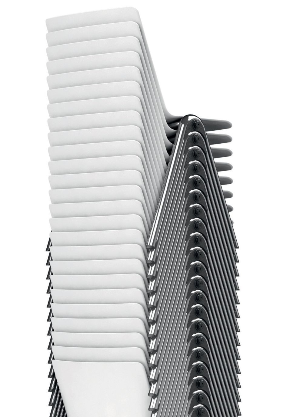 Stapel von modernen, weißen Stühlen mit schlanker, ergonomischer Form, ideal für Büro- und Konferenzräume.