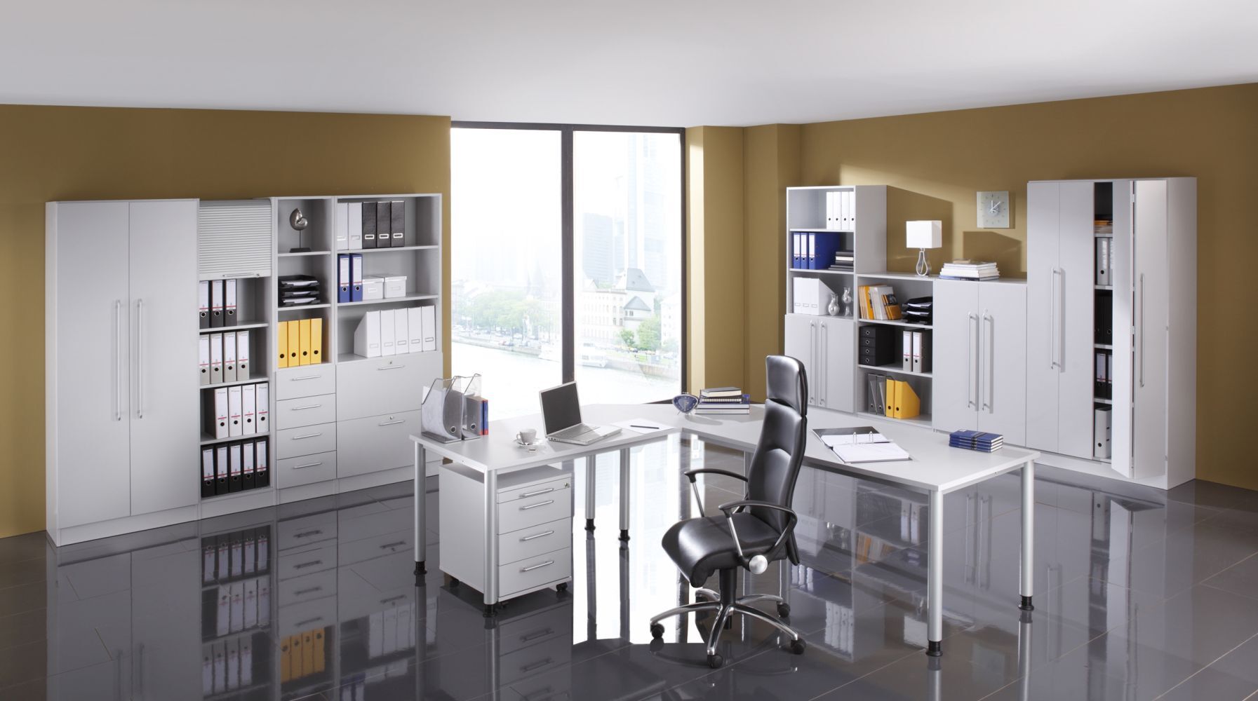 Modernes Büro mit ergonomischen Stuhl, weißem Schreibtisch, Regalen voller Ordner und großen Fenstern.