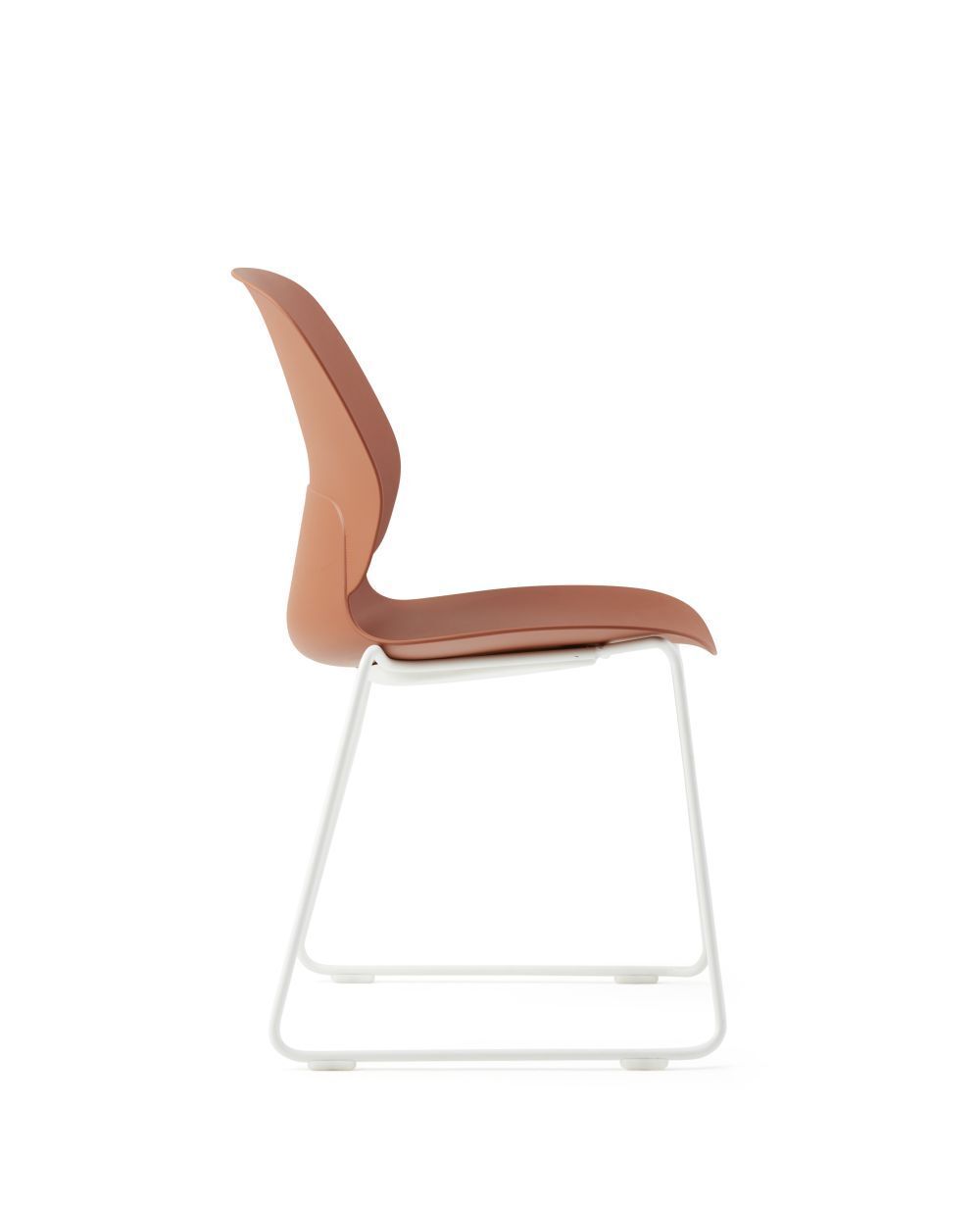 Seitliche Ansicht eines modernen, ergonomischen Stuhls mit brauner Sitzfläche und weißem Metallrahmen.