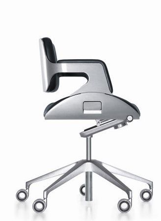 Ergonomischer Bürostuhl in seitlicher Ansicht mit innovativem, verstellbarem Design und modernem Rollenfuß.