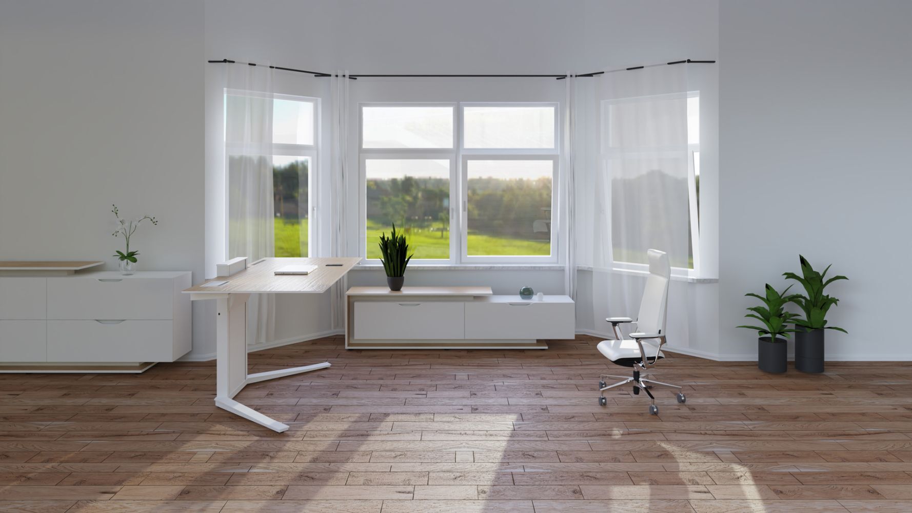 Moderner, heller Büroraum mit ergonomischem Stuhl und höhenverstellbarem Schreibtisch, umgeben von Pflanzen.