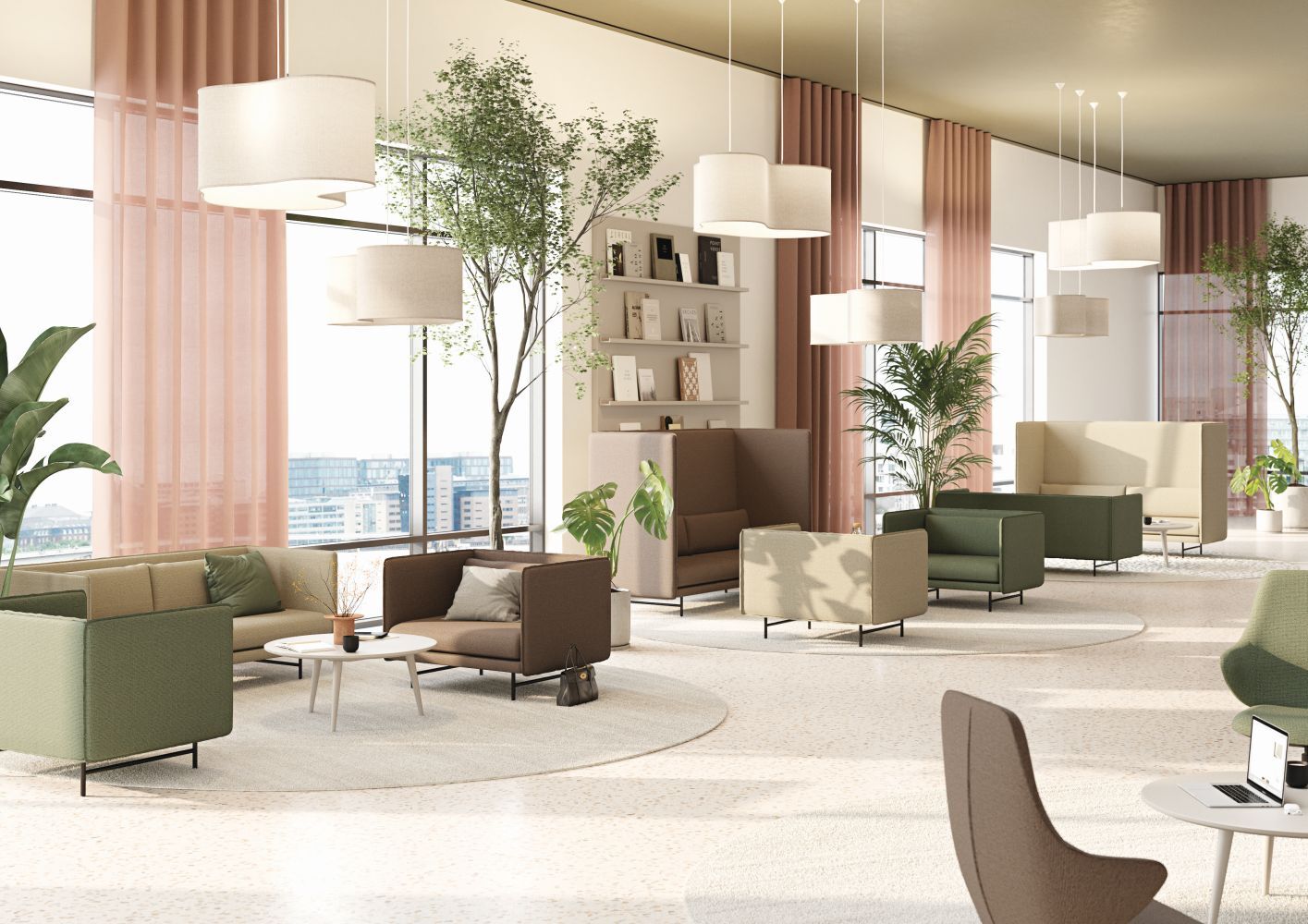 Modernes Büro mit ergonomischen Sitzmöbeln, großen Fenstern, Pflanzen und eleganter Beleuchtung für gesunde Arbeitsumgebung.
