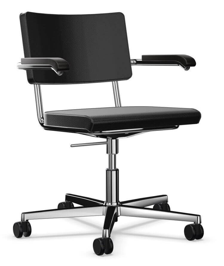 Schwarzer ergonomischer Bürostuhl mit gepolsterter Sitzfläche und Armlehnen auf verchromtem Drehgestell mit Rollen.