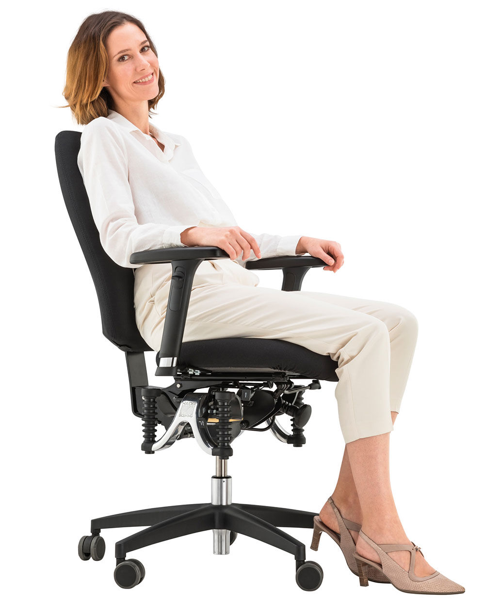 Frau sitzt lächelnd auf ergonomischem Bürostuhl, betont durchdachtes Design und Komfort für bewegtes Sitzen.