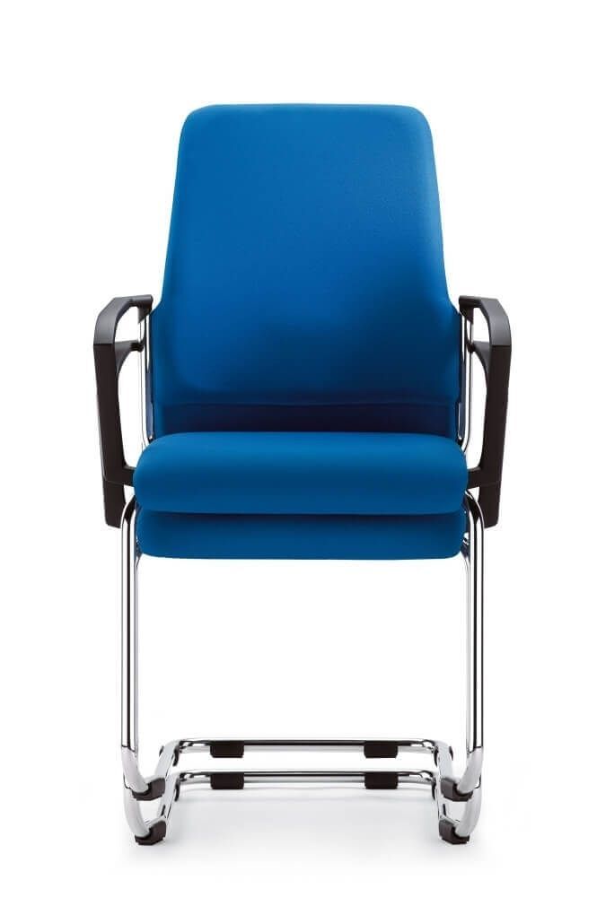 Blauer ergonomischer Bürostuhl mit gepolstertem Sitz und Rückenlehne, verchromtes Gestell und Armlehnen.