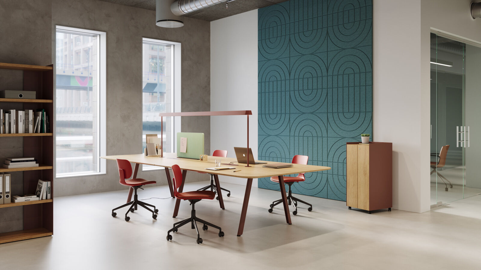 Moderner Büroraum mit ergonomischen Stühlen und großem Holztisch, helle Fenster und stilvolle Wanddekoration.