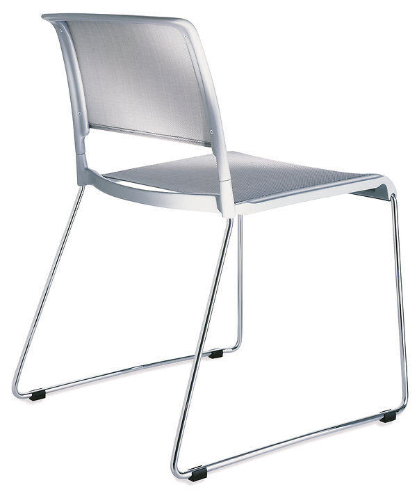 Moderner ergonomischer Stuhl mit Metallgestell und Netzbespannung, ideal für gesundes und bewegtes Sitzen.