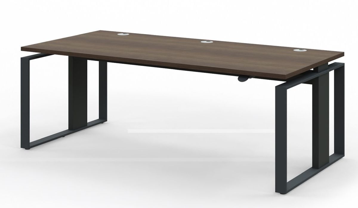 Moderner Schreibtisch aus Holz mit dunklem Metallgestell, ideal für ergonomische Büroeinrichtungen.