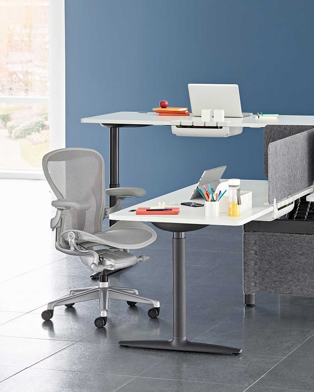 Herman Miller Aeron, Mineral, Größe B, Armlehnen, im Büro