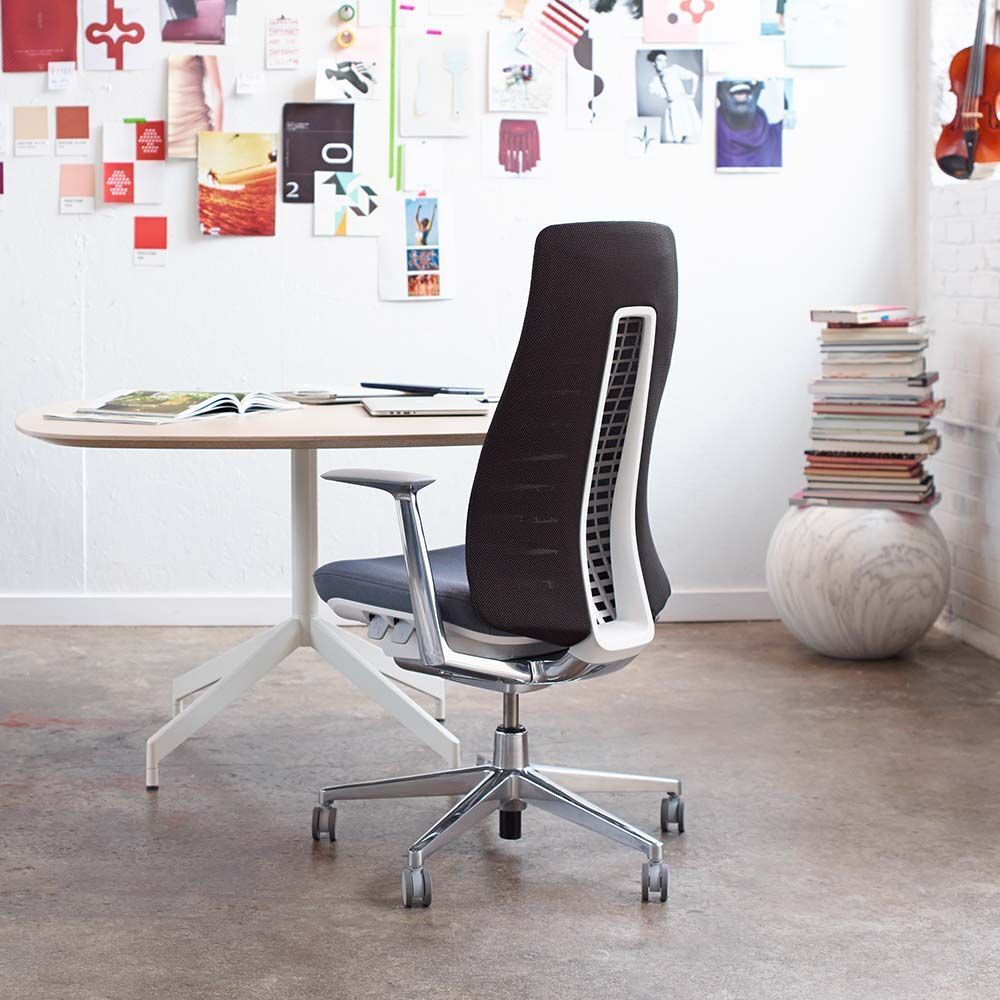 Moderner ergonomischer Bürostuhl an einem Schreibtisch, mit Fokus auf Rückenunterstützung und Büroumgebung.