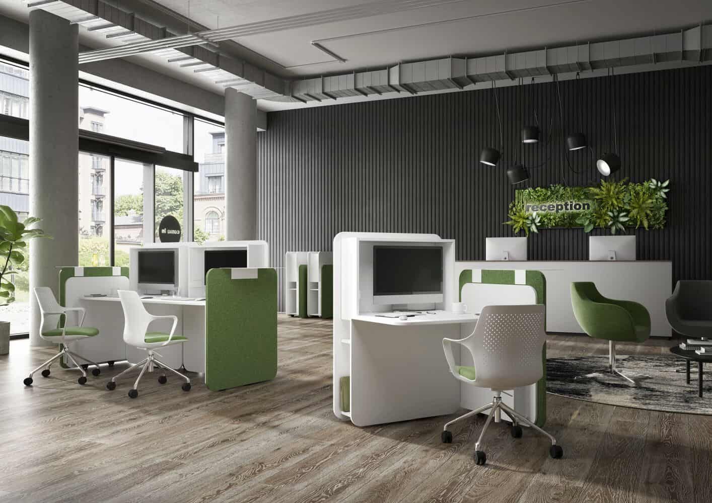 Moderner Büroraum mit ergonomischen Bürostühlen, weißen Schreibtischen und grüner Dekoration für aktive Arbeitsbereiche.