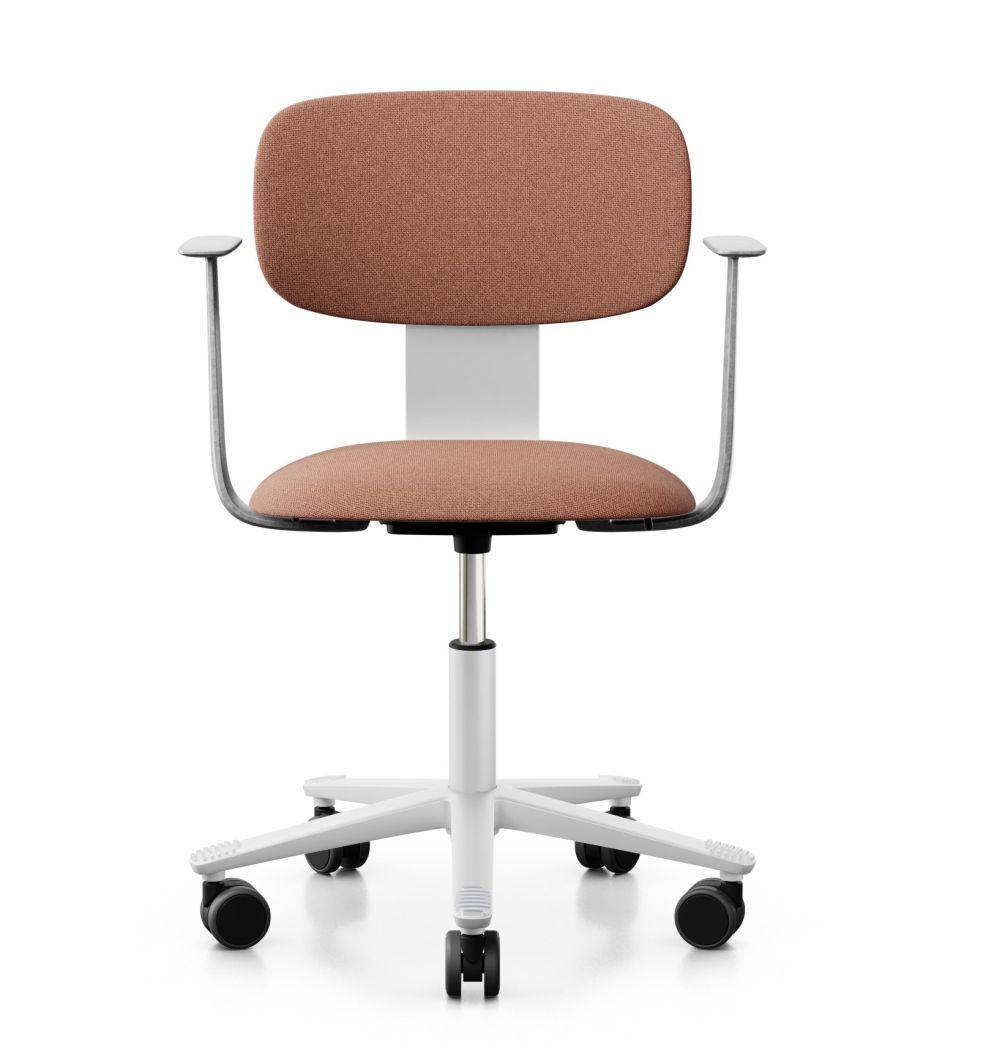 Ergonomischer Bürostuhl mit braunem Stoffbezug, weißen Armlehnen und Drehgestell auf Rollen.