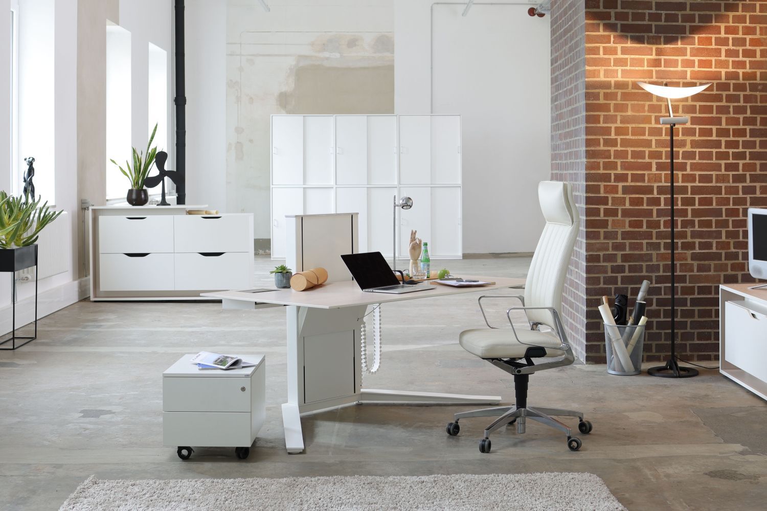 Moderner Büroraum mit ergonomischem Bürostuhl, höhenverstellbarem Schreibtisch und stilvollen Möbeln für gesundes Arbeiten.