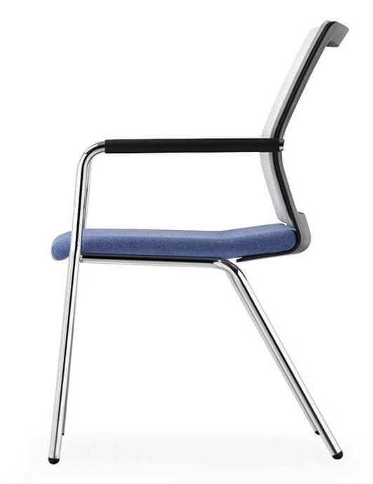 Seitansicht eines ergonomischen Stuhls mit blauem Polster und verchromtem Metallrahmen.