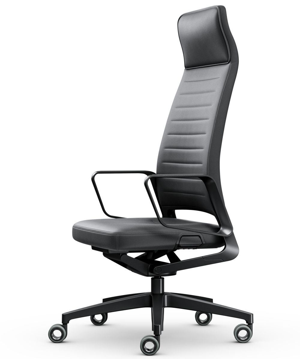 Schwarzer ergonomischer Bürostuhl mit hoher Rückenlehne und Rollen für dynamisches Sitzen im Büro.