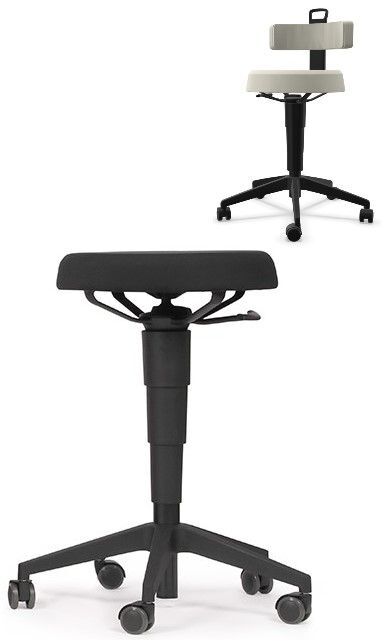 Zwei ergonomische Bürostühle mit anpassbarer Sitzhöhe und Rückenlehne auf Rollen, geeignet für dynamisches Sitzen.