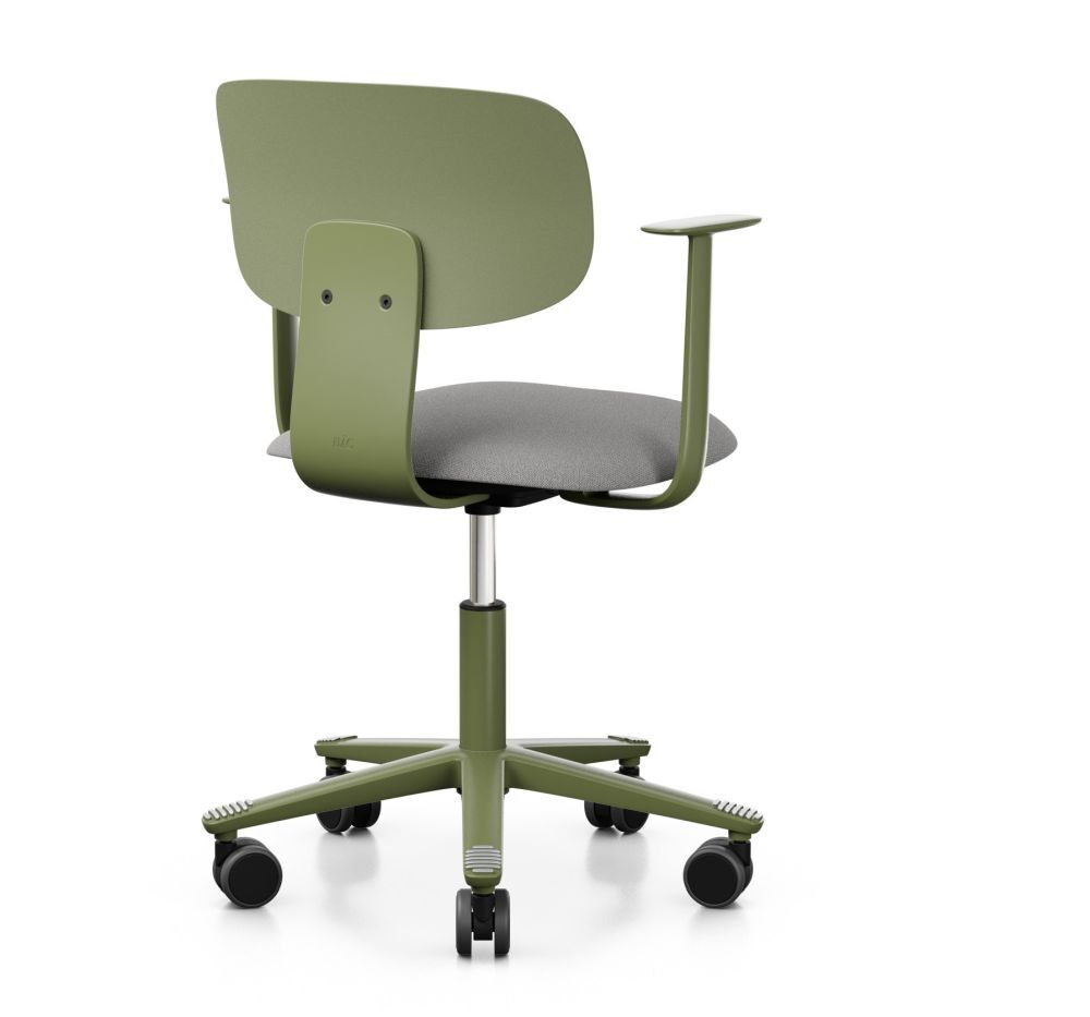 Moderner Bürostuhl mit grünen Armlehnen, grauem Sitzpolster und fünf Rollen für ergonomisches Sitzen.