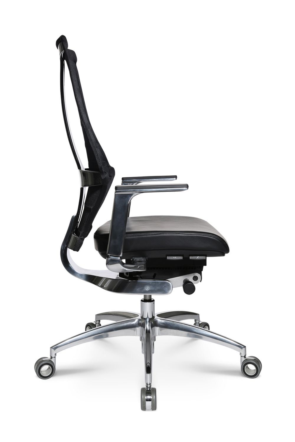 Seitliche Ansicht eines ergonomischen Bürostuhls mit verstellbaren Armlehnen und Netzrückenlehne auf Rollen.