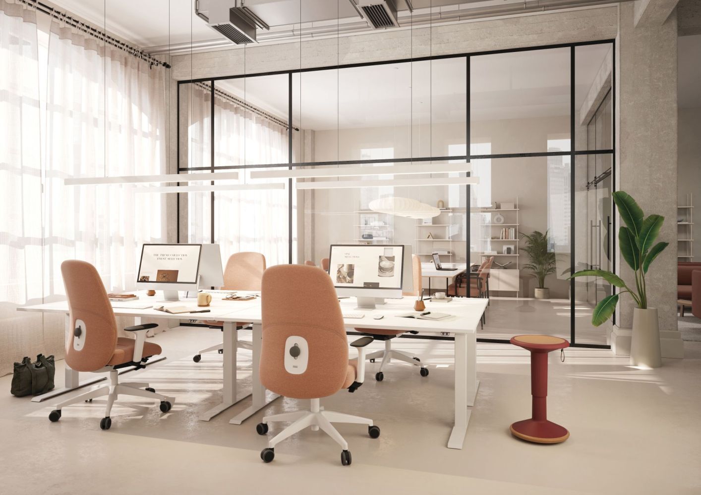 Modernes Büro mit ergonomischen Stühlen, großem Tisch, Computern und Pflanzen in einem hellen Raum.