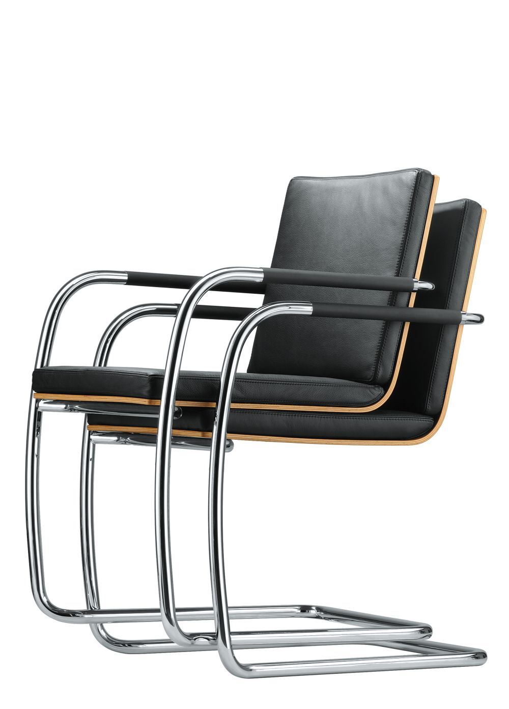 Zwei moderne Freischwinger mit schwarzem Lederbezug und verchromtem Gestell, nebeneinander angeordnet.