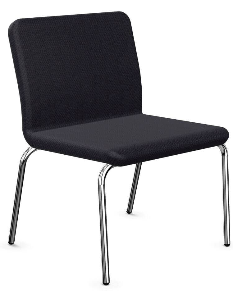 Moderner schwarzer Stuhl mit leicht gepolsterter Sitzfläche und Rückenlehne, auf vier Chrombeinen stehend.