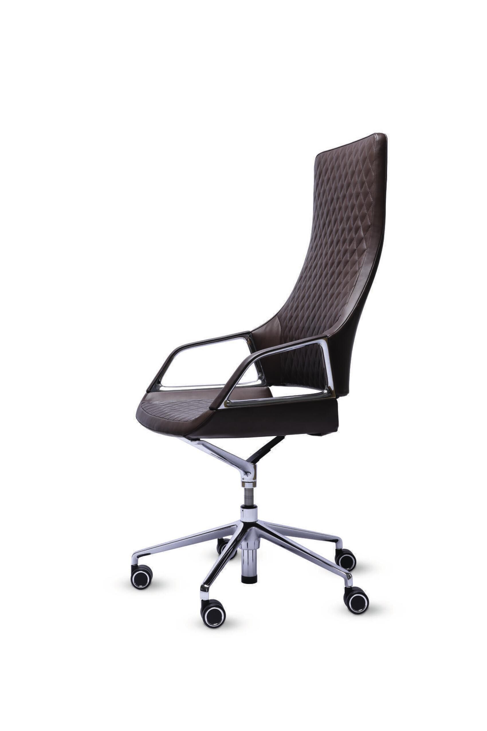 Ergonomischer Bürostuhl in braunem Leder mit hohem Rücken und Metallgestell auf Rollen, ideal für dynamisches Sitzen.