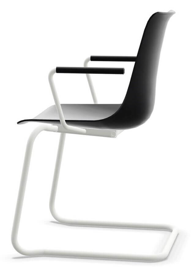 Interstuhl Shuffle SU 121 Freischwinger seitlich, offene Armlehnen