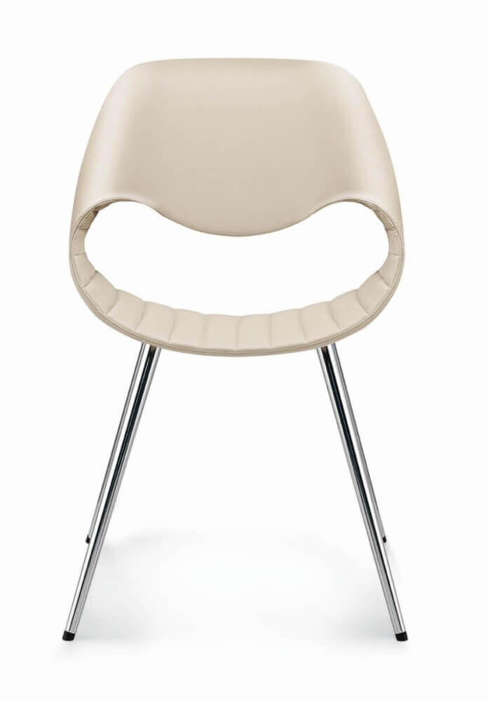 Ergonomischer Bürostuhl mit gebogener, beiger Sitzfläche und verchromten Metallbeinen für dynamisches Sitzen.