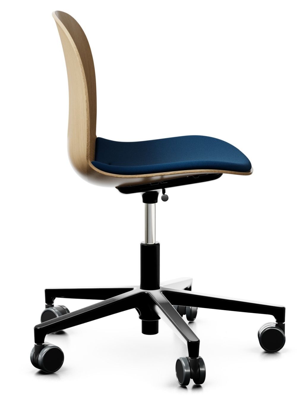 Ergonomischer Bürostuhl mit Holzlehne und blauem Sitzpolster auf einem schwarzen Rollgestell.