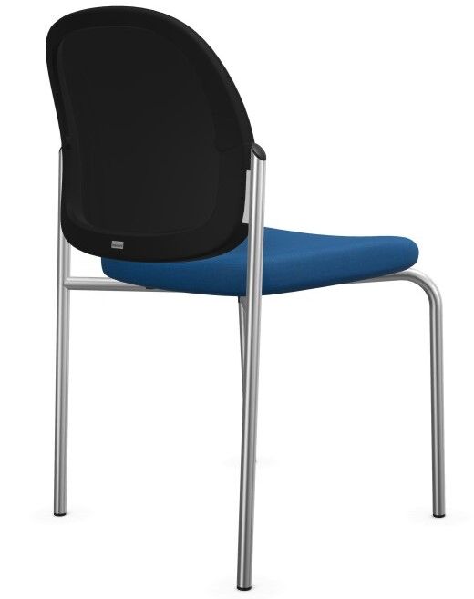 Moderner ergonomischer Stuhl mit blauer Sitzfläche und schwarzer Rückenlehne, silberne Metallbeine, Seitenansicht.