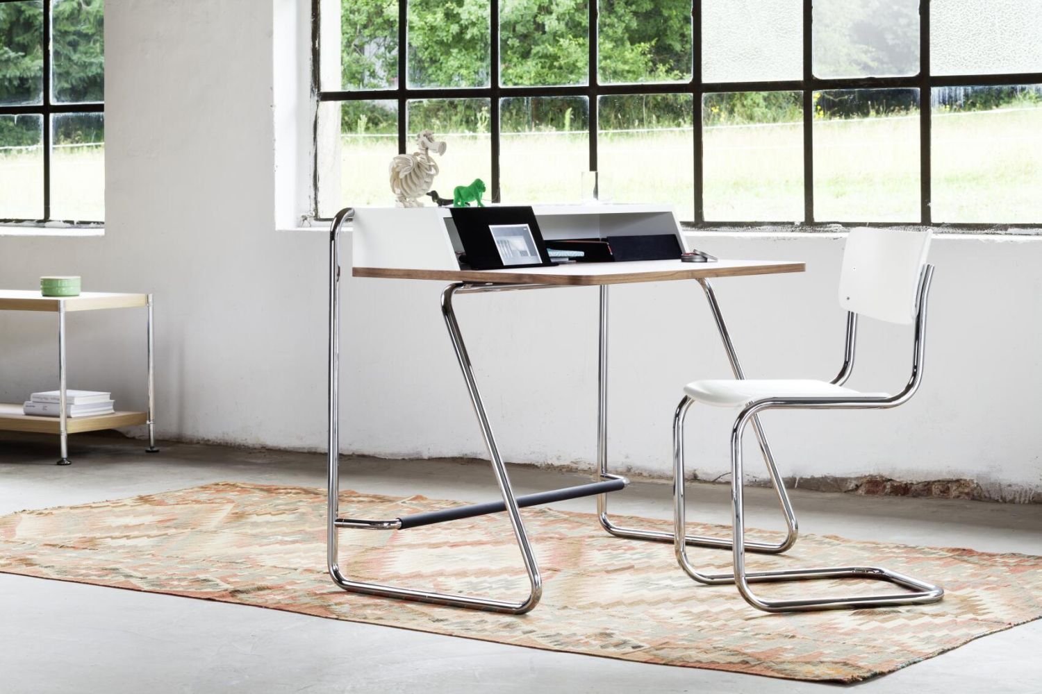 Moderner Schreibtisch mit Stuhl, elegantes Design, ideal für ergonomisches Arbeiten in heller Umgebung.