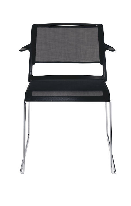 Moderner ergonomischer Stuhl mit schwarzem Netzrücken und verchromtem Stahlrahmen, ideal für dynamisches Sitzen.
