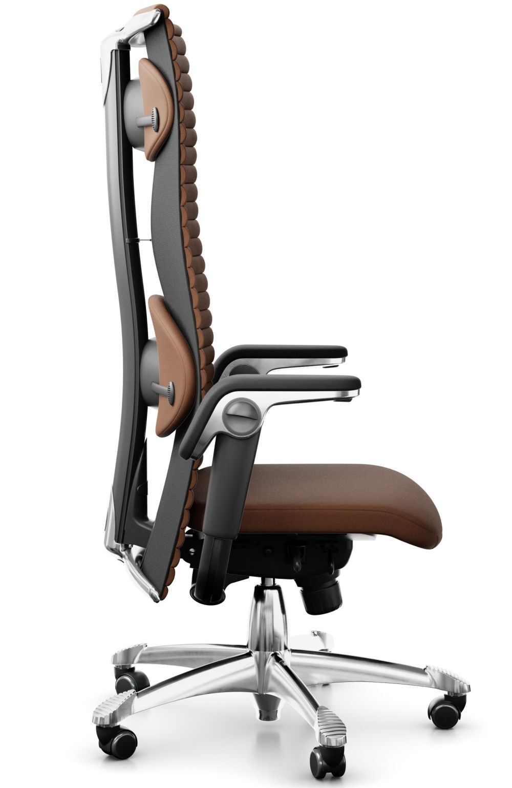 Ergonomischer Bürostuhl mit brauner Polsterung, individueller Lendenwirbelstütze und verchromtem Fußkreuz für gesundes Sitzen.