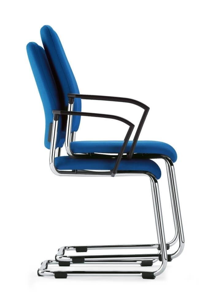 Zwei stapelbare, ergonomische Schwingstühle mit blauen Polstern und verchromtem Stahlrahmen, seitliche Ansicht.