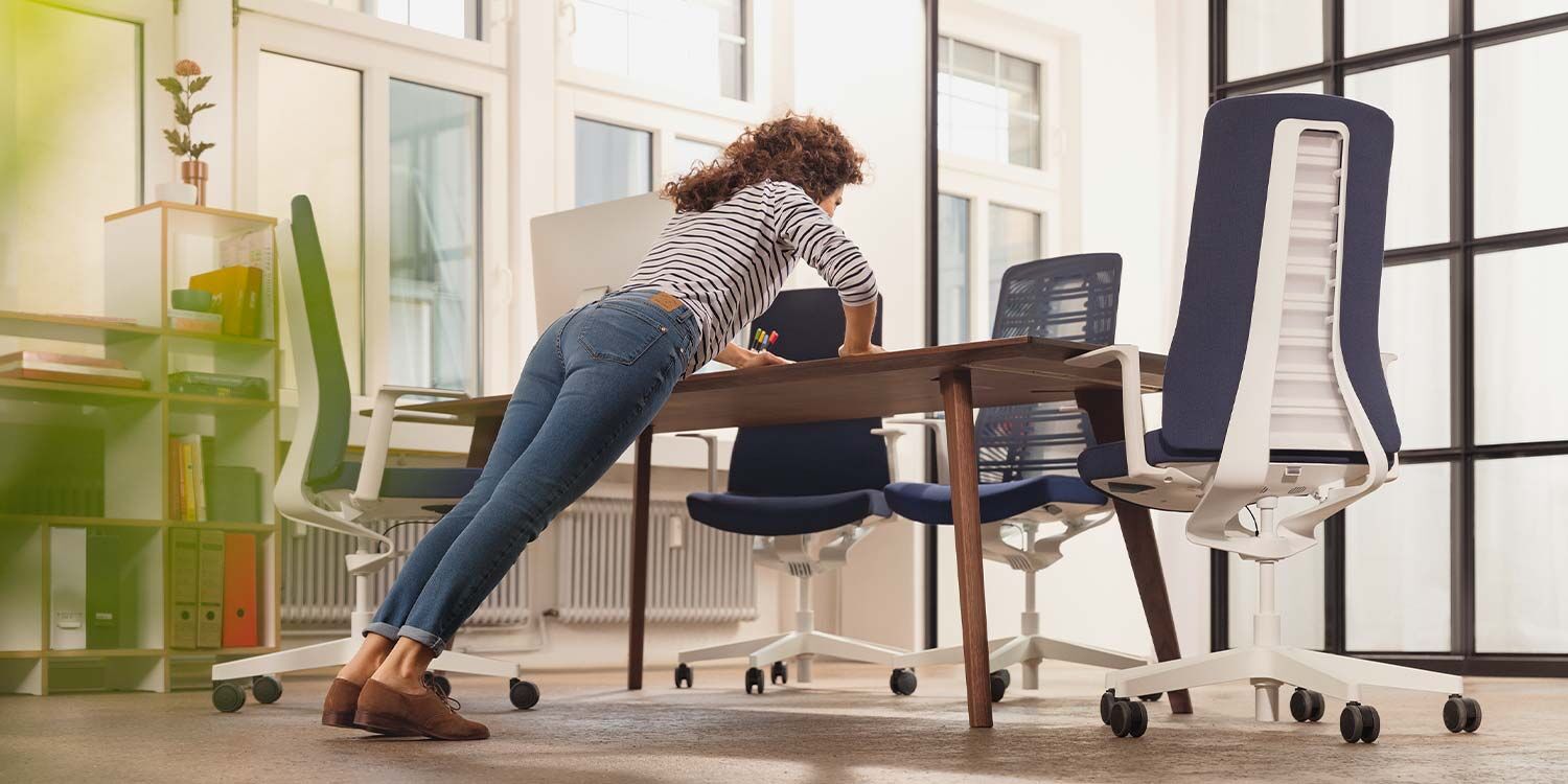 Frau macht Fitness mit Interstuhl Pure Bürostühlen