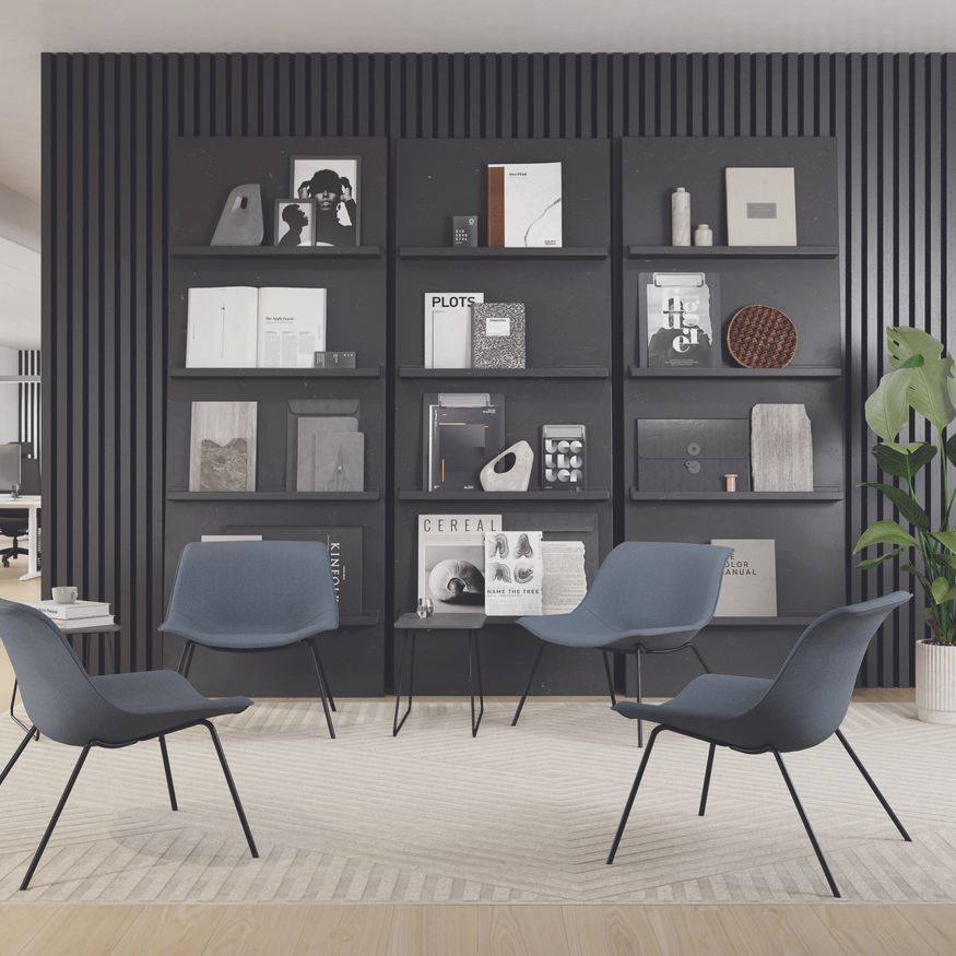 Moderner Raum mit blauen ergonomischen Stühlen, schwarzem Regal mit Dekorationen und Pflanze auf hellem Teppich.
