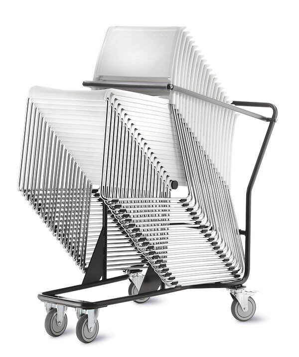 Stapel aus weißen Stühlen auf einem Rollwagen, ideal für platzsparende Lagerung und einfachen Transport.